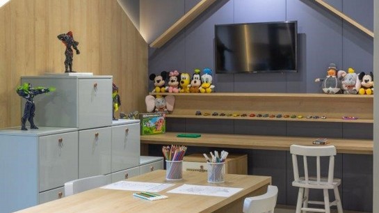 Nesta brinquedoteca pela Criare João Pessoa, o destaque é o painel que remete a uma casinha que serve de moldura para receber os armários, os gaveteiros bancada e mesa para os pequenos. Fotos: Vilmar Costa