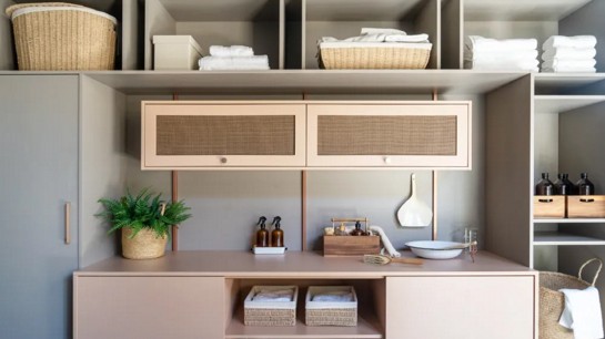 Transforme sua lavanderia com armários aéreos para produtos de limpeza e eletrodomésticos, garantindo praticidade e organização.