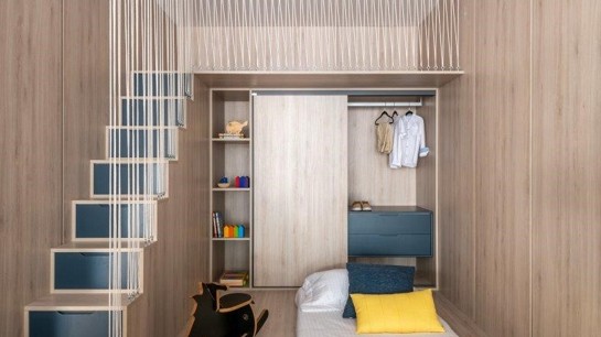 Já no projeto da arquiteta Ticiane Lima para a Criare Perdizes, um pequeno refúgio criado em um tablado com cama, armário e gavetas que funcionam como escada para um espaço reservado de brincadeiras. Fotos: Favaro