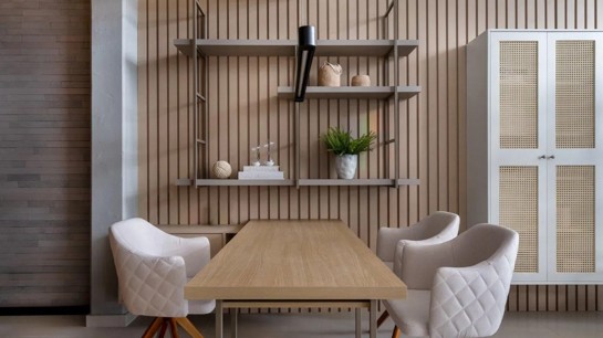 Tons claros e madeira neste escritório projetado pela Criare Bento Gonçalves, que também pode ser adaptado para o lar. Fotos Roberta Gewehr