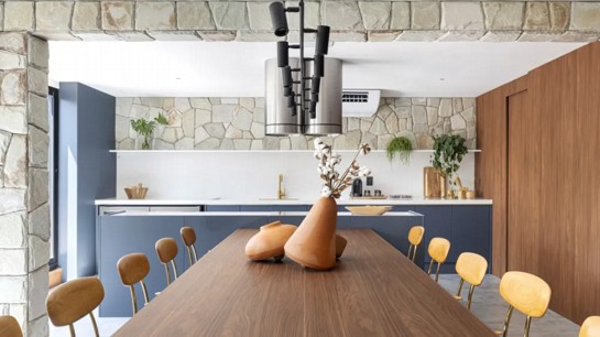 Aposte em ambientes que integrem elementos naturais e tecnologia inteligente, seguindo as tendências atuais de design sustentável e funcional.