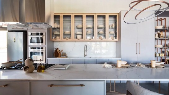 Cozinha contemporânea com marcenaria sob medida, eletros embutidos e layout funcional, que valoriza o uso eficiente do espaço. Foto: Roberta Gewehr